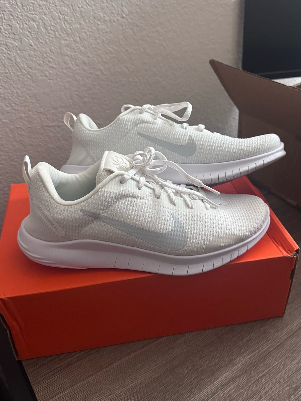 Women’s Nike flex experience run 12 white pure platinum size 8